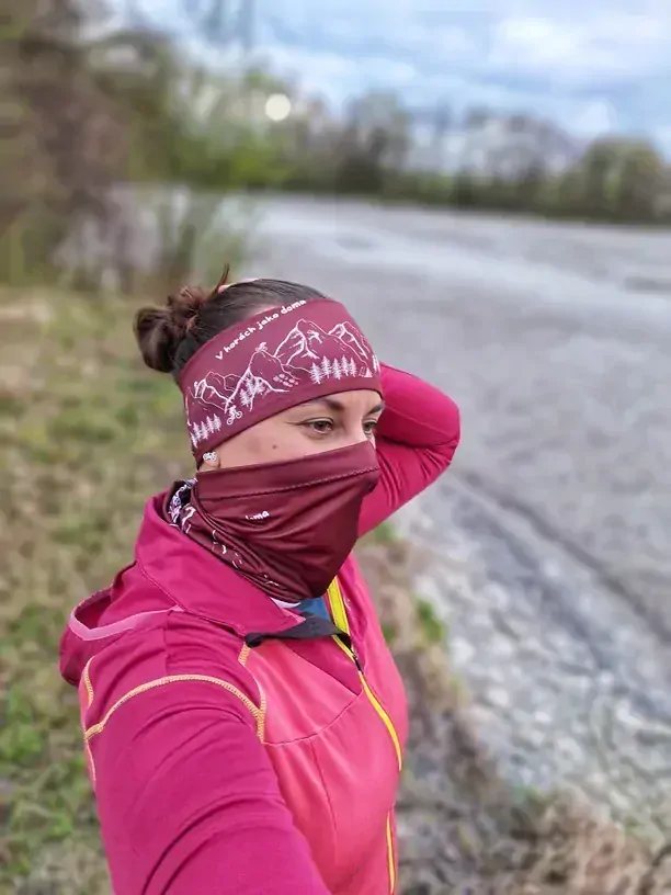 Sportovní čelenka Horské dobrodružství - Vínová