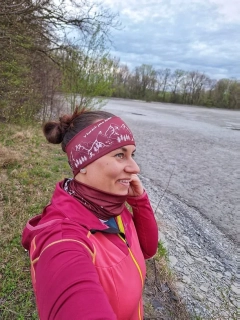 Sportovní čelenka Horské dobrodružství - Vínová